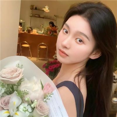 挥着翅膀的女孩
